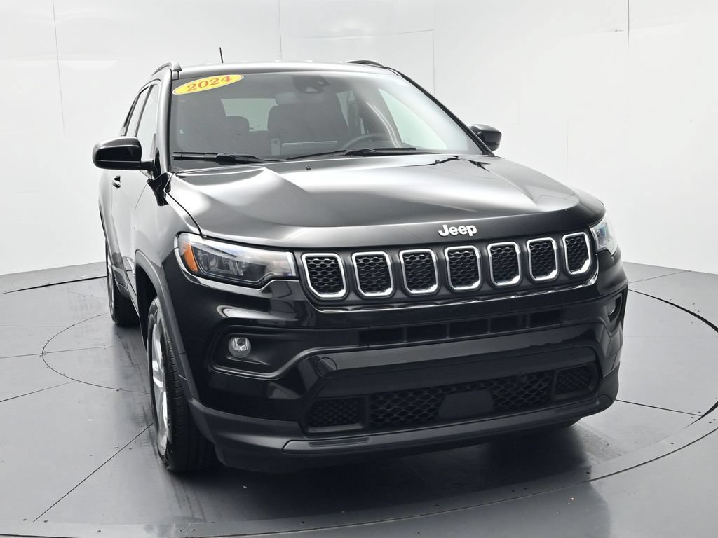 Used 2024 Jeep Compass Latitude AWD/4WD image 2