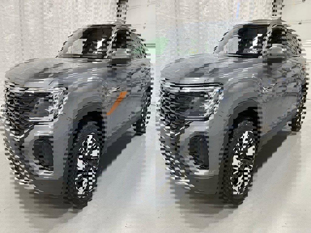 Used 2025 Volkswagen Atlas Cross Sport SE image 3