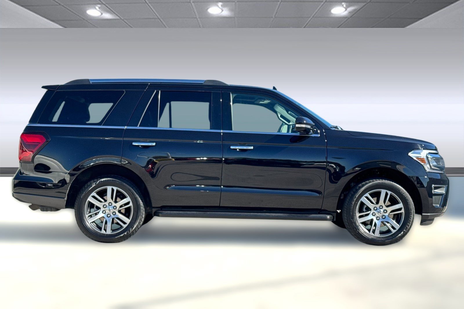 Used 2024 Ford Expedition Limited image 2