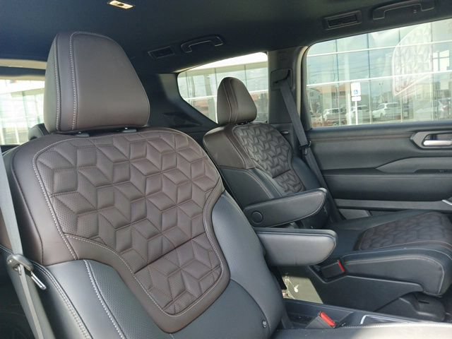 Used 2025 Nissan Armada Platinum w/ Convenience Package RWD image 13