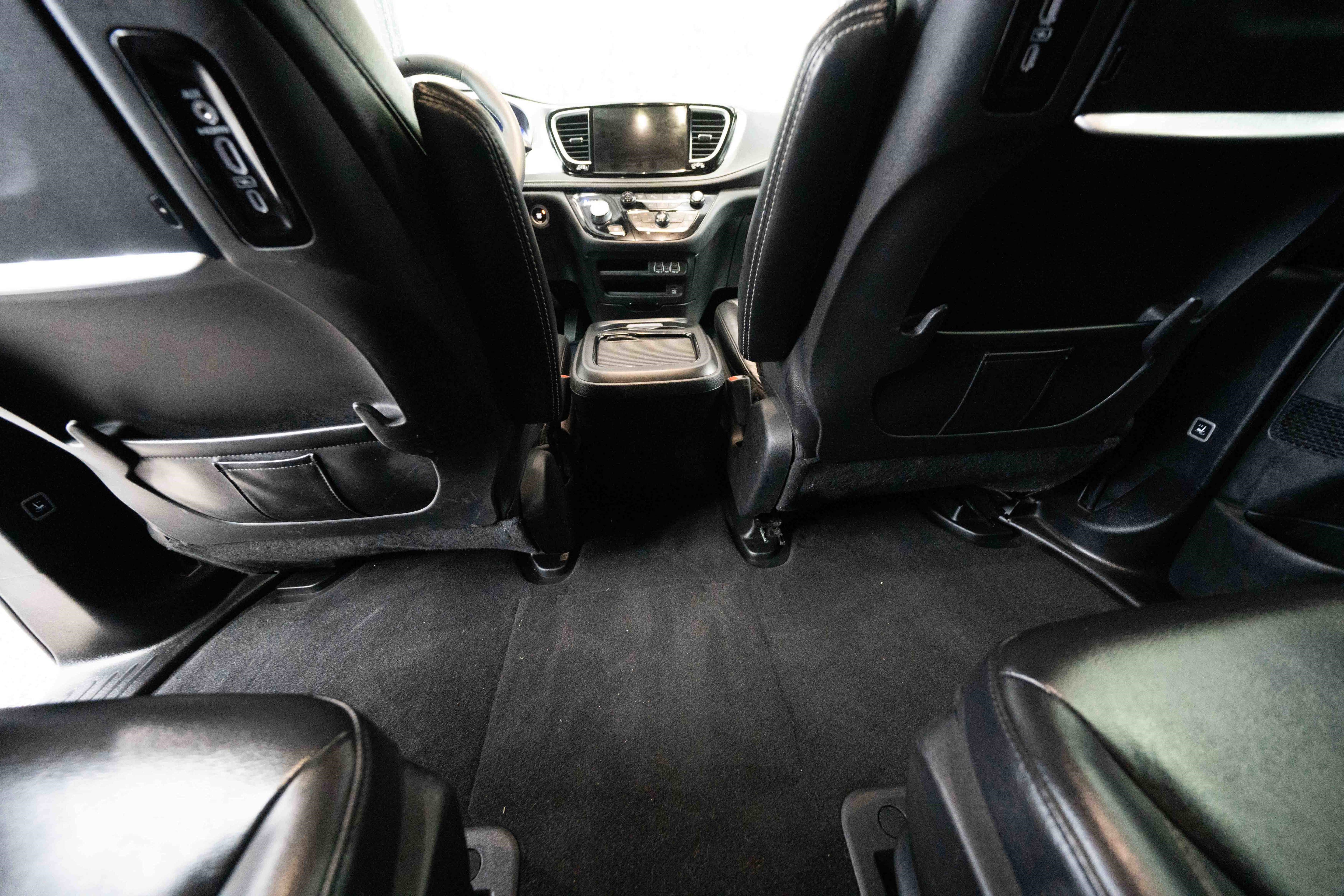 Used 2022 Chrysler Pacifica Touring-L w/ Uconnect Theater Family Group image 22