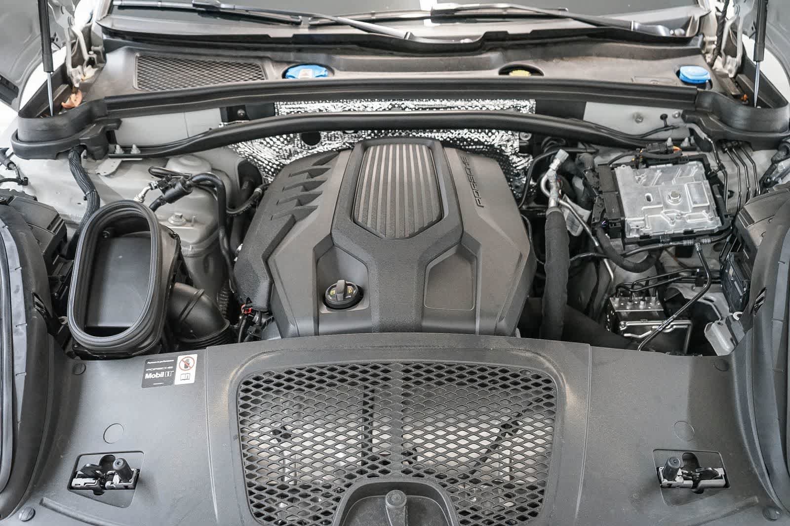 Certified 2026 Porsche Macan AWD/4WD image 32