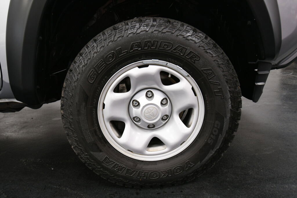 Certified 2019 Toyota Tacoma SR image 9