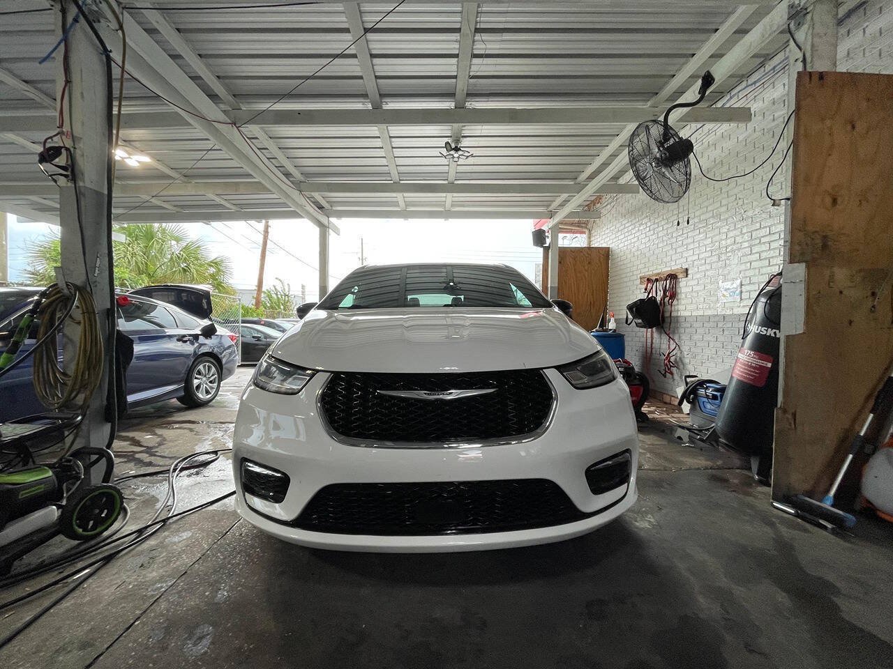 Used 2025 Chrysler Pacifica Select FWD image 1
