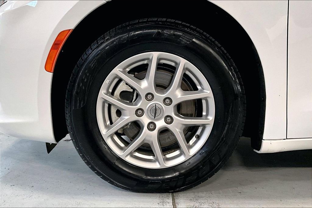 Used 2024 Chrysler Pacifica Touring-L FWD image 8