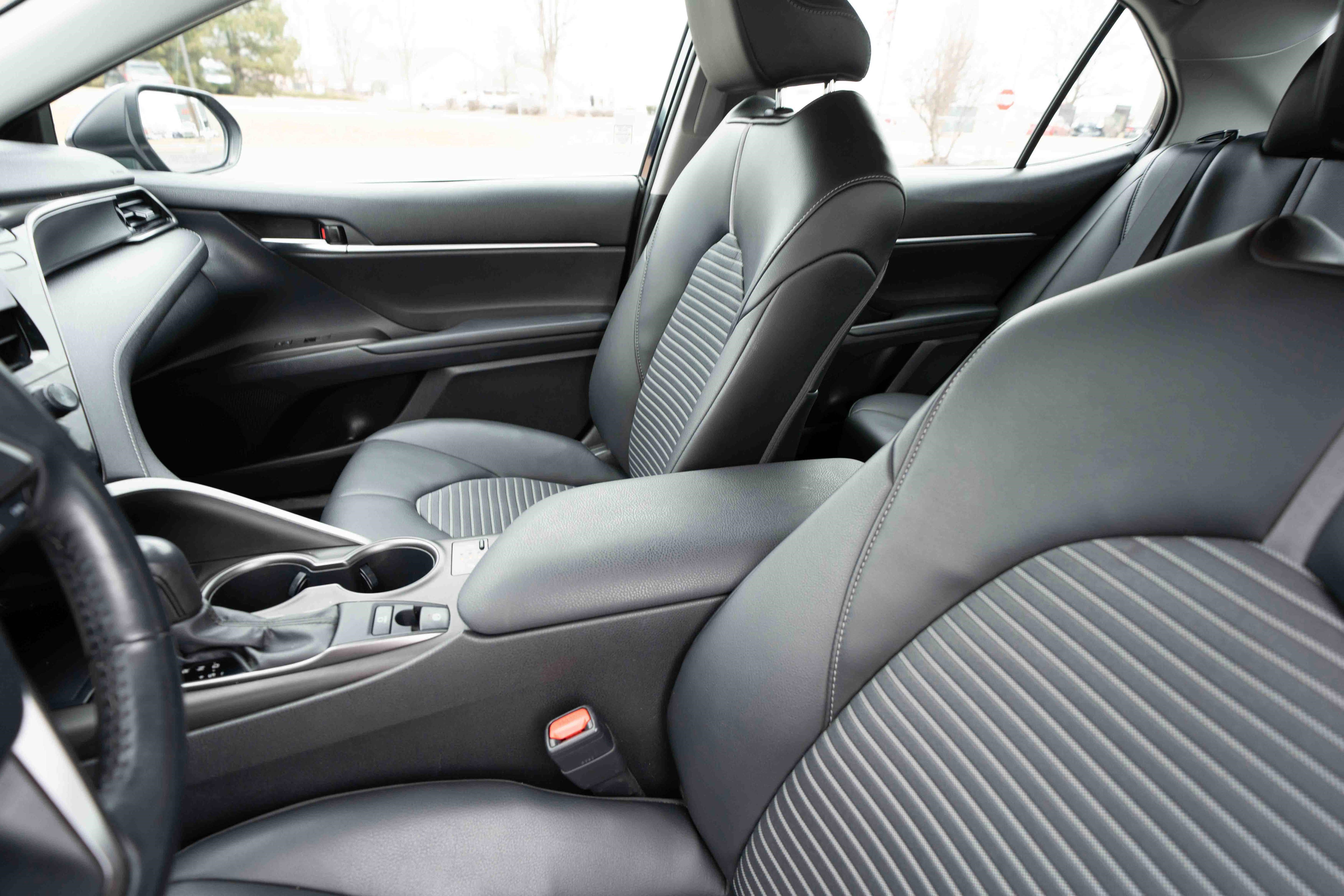 Used 2021 Toyota Camry SE w/ Cold Weather Package image 10