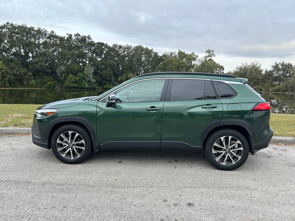 Used 2025 Toyota Corolla Cross XLE image 2