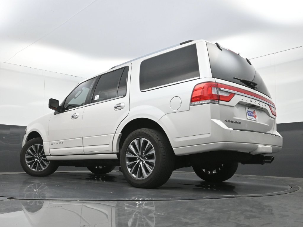 Used 2017 Lincoln Navigator Select RWD image 28