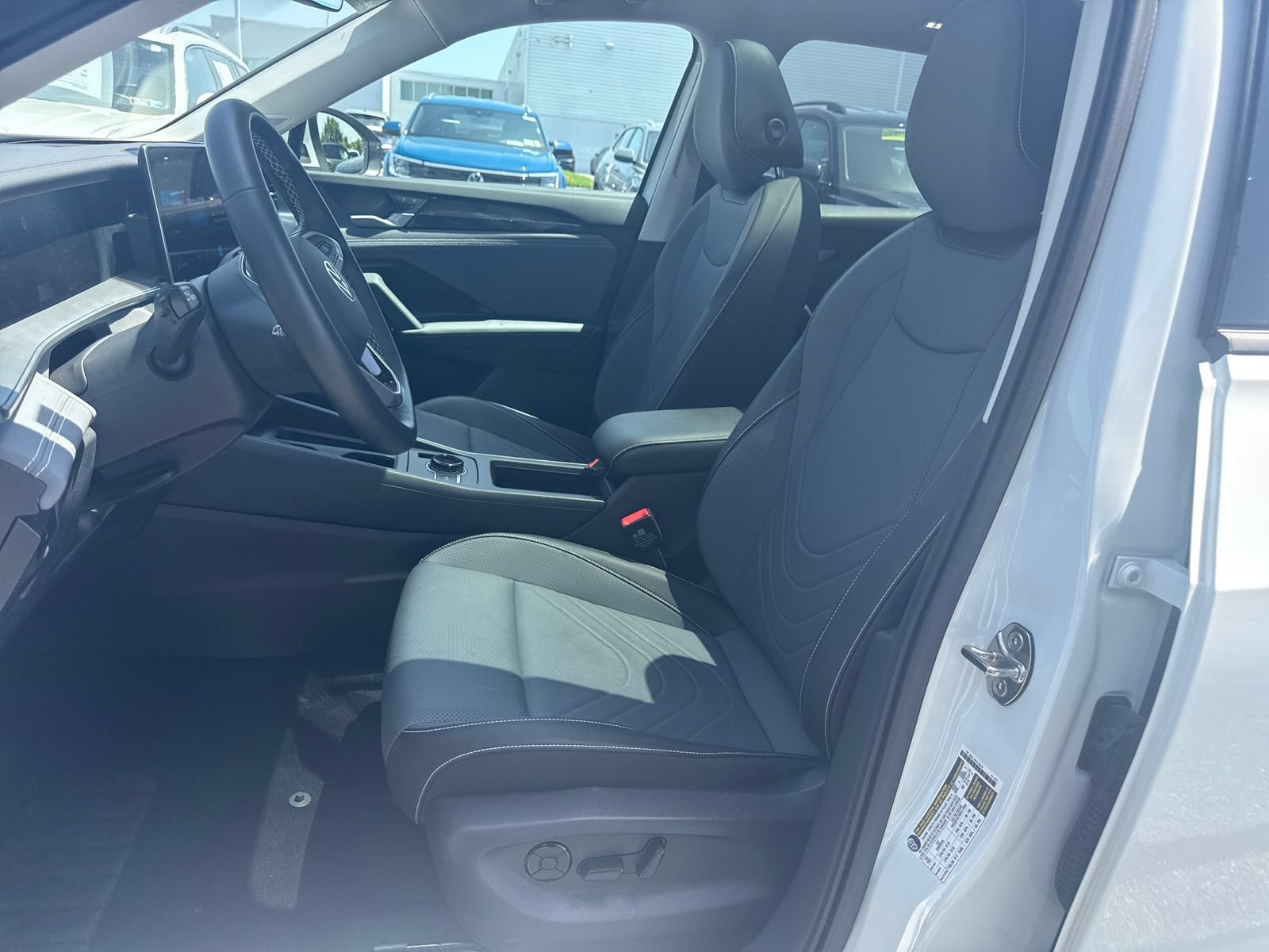 Certified 2025 Volkswagen Tiguan SE w/ Panoramic Sunroof Package AWD/4WD image 10
