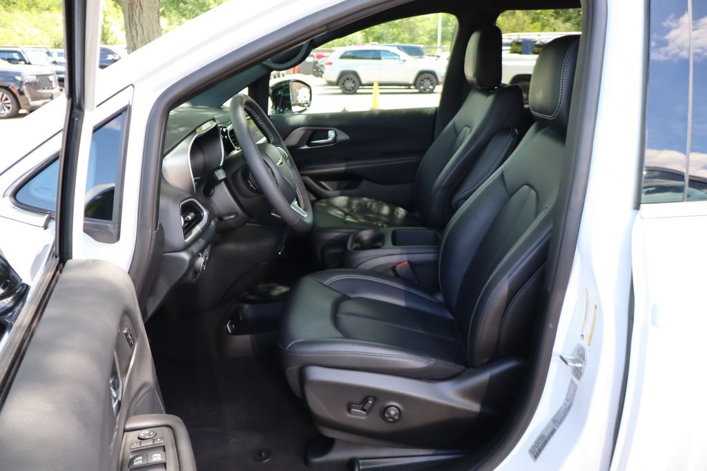 Used 2026 Chrysler Pacifica Select FWD image 10