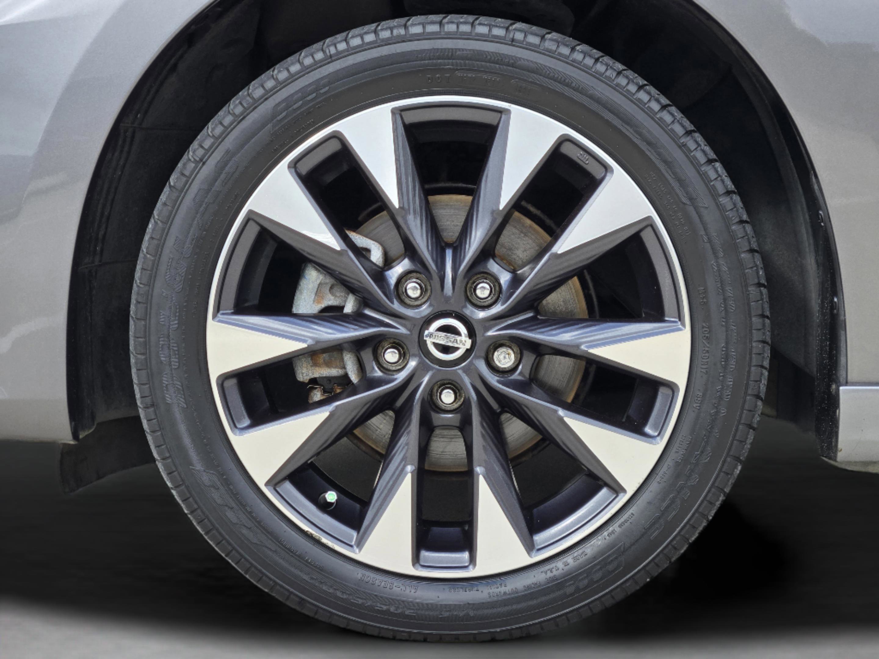 Used 2017 Nissan Sentra SR w/ Driver's Assist Package FWD image 30