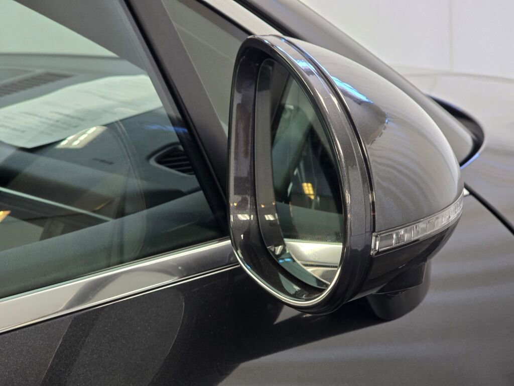 Certified 2024 Porsche Macan image 30