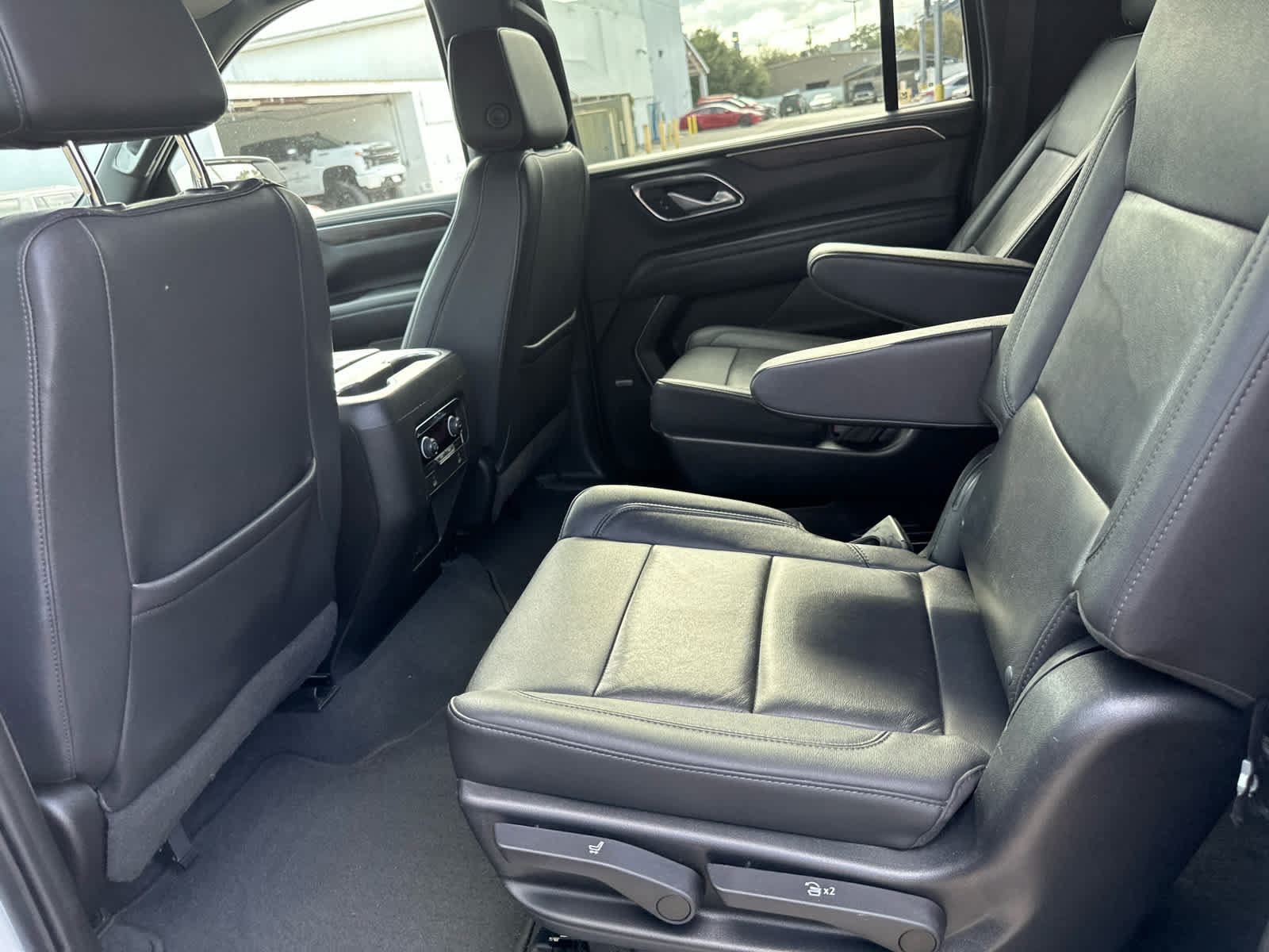 Used 2022 Chevrolet Suburban LT AWD/4WD image 9