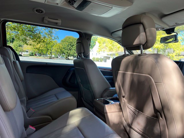 Used 2015 Chrysler Town & Country Touring-L w/ Driver Convenience Group FWD image 16