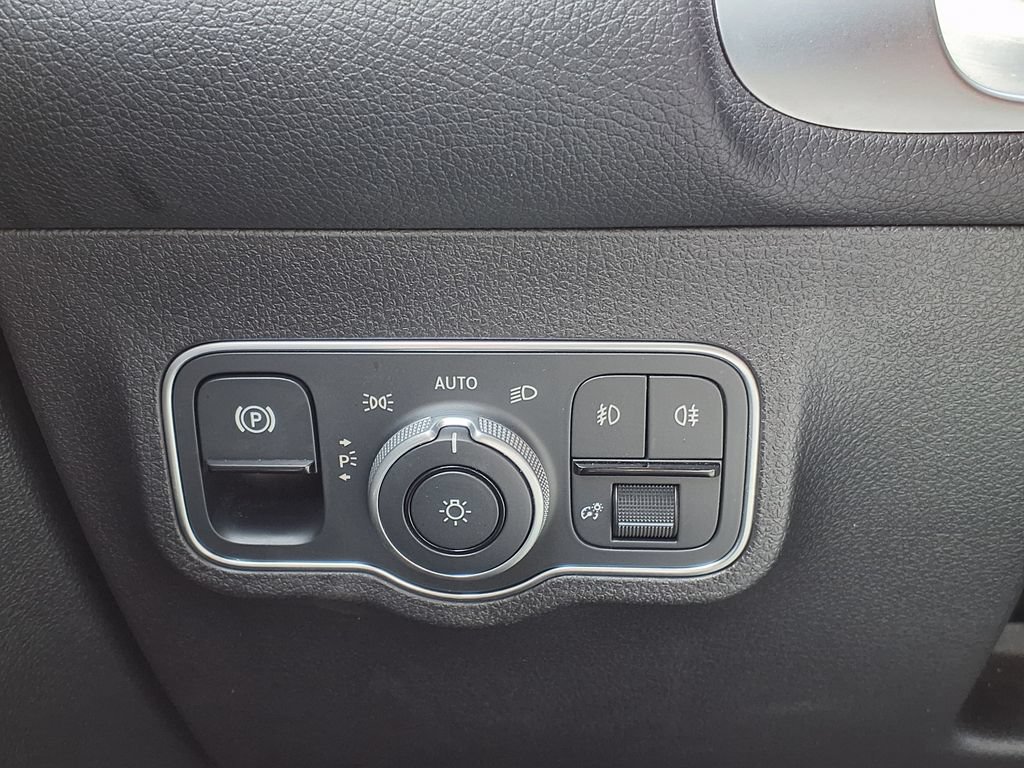 Used 2025 Mercedes-Benz GLB 250 4MATIC image 36