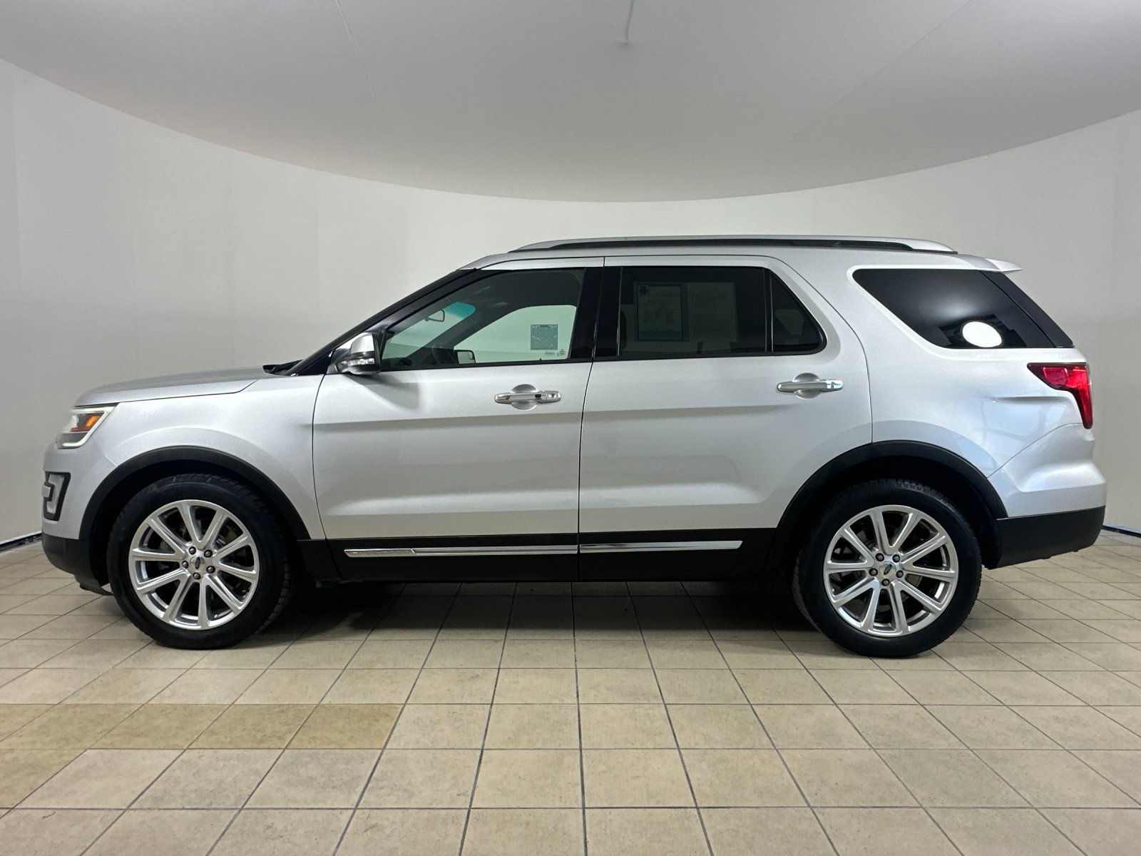Used 2016 Ford Explorer Limited FWD image 3