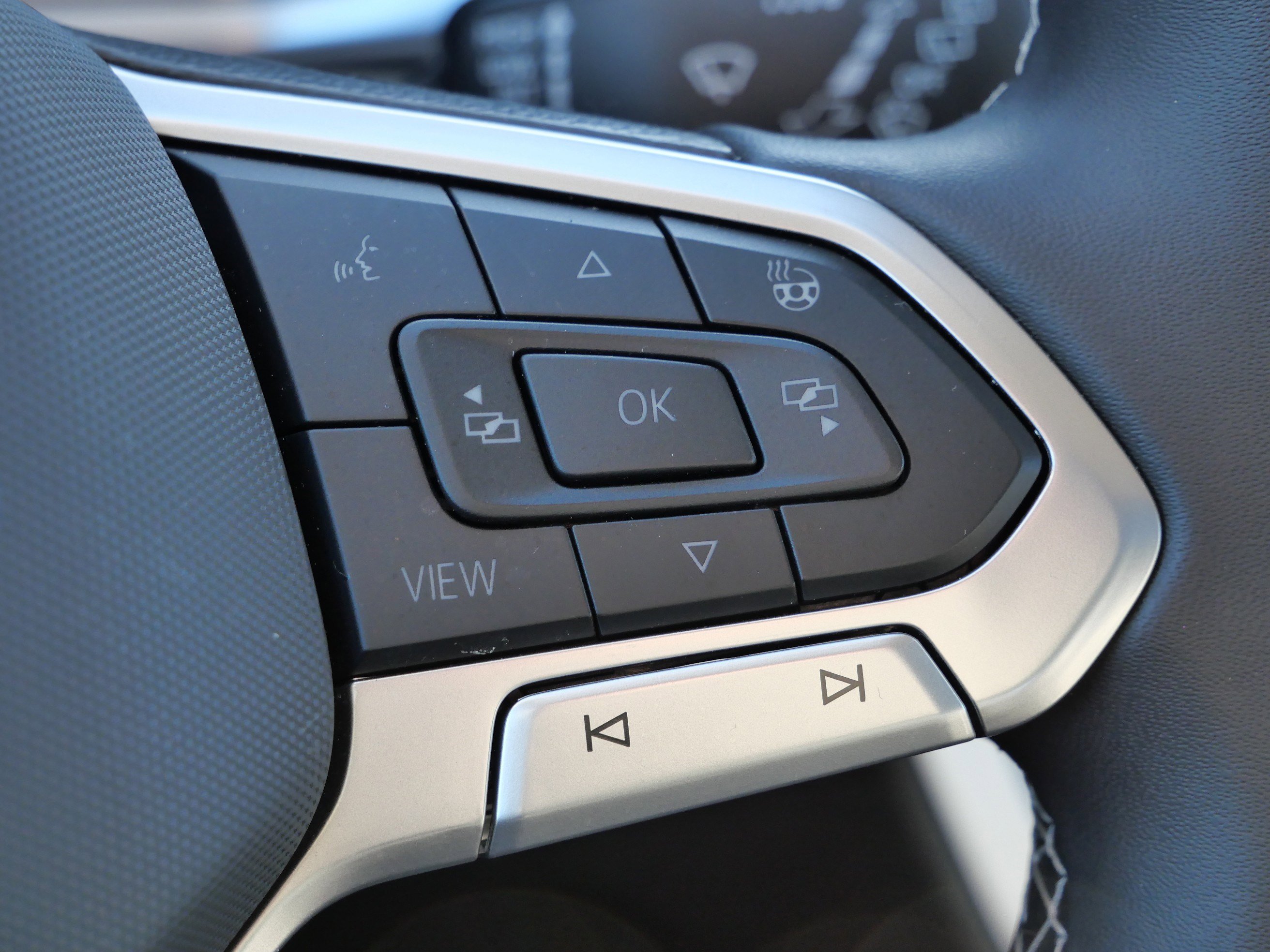 Certified 2025 Volkswagen Taos SE image 32