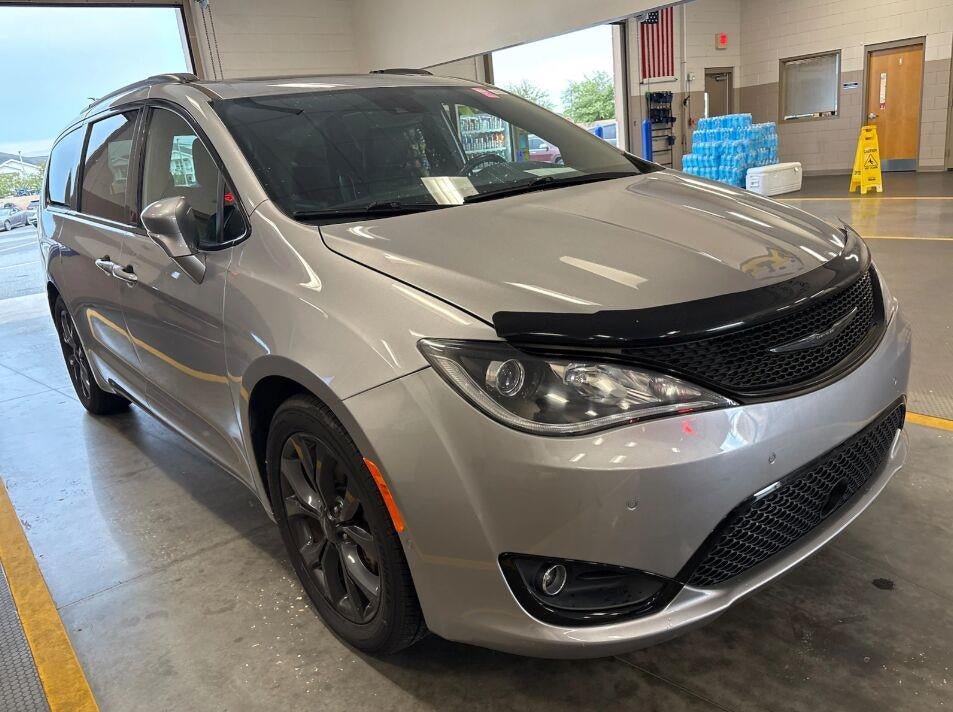 Used 2019 Chrysler Pacifica Limited w/ Advanced Safetytec Group FWD image 1
