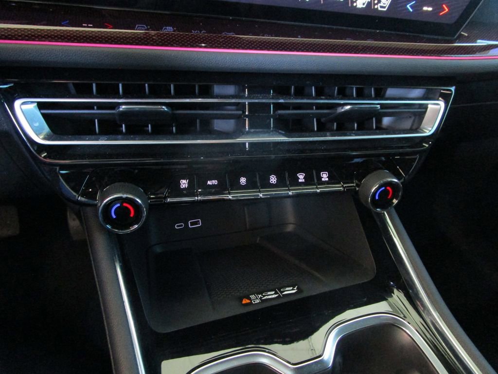 Used 2024 Chevrolet Traverse RS image 35