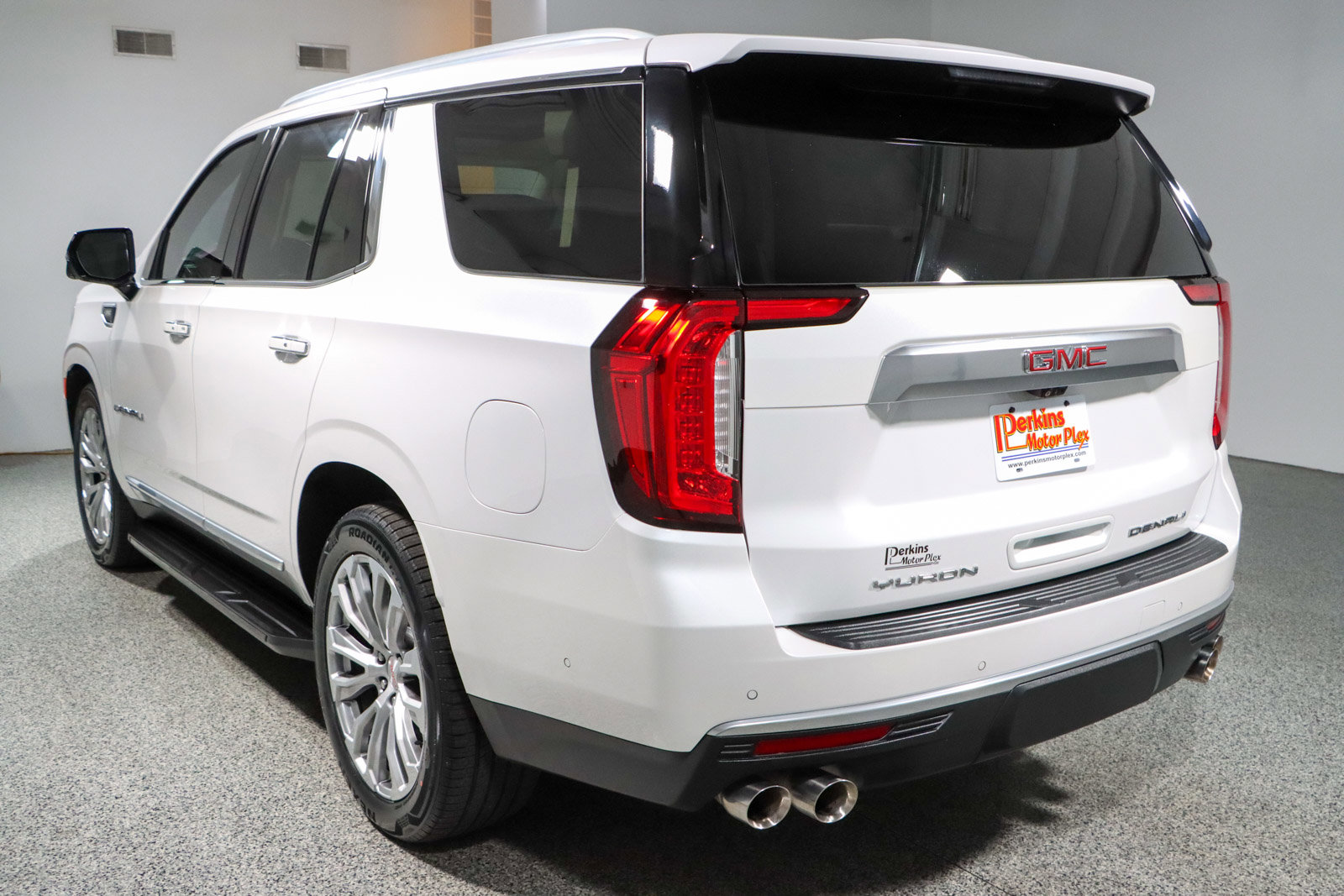 Used 2024 GMC Yukon Denali w/ Advanced Technology Package AWD/4WD image 9
