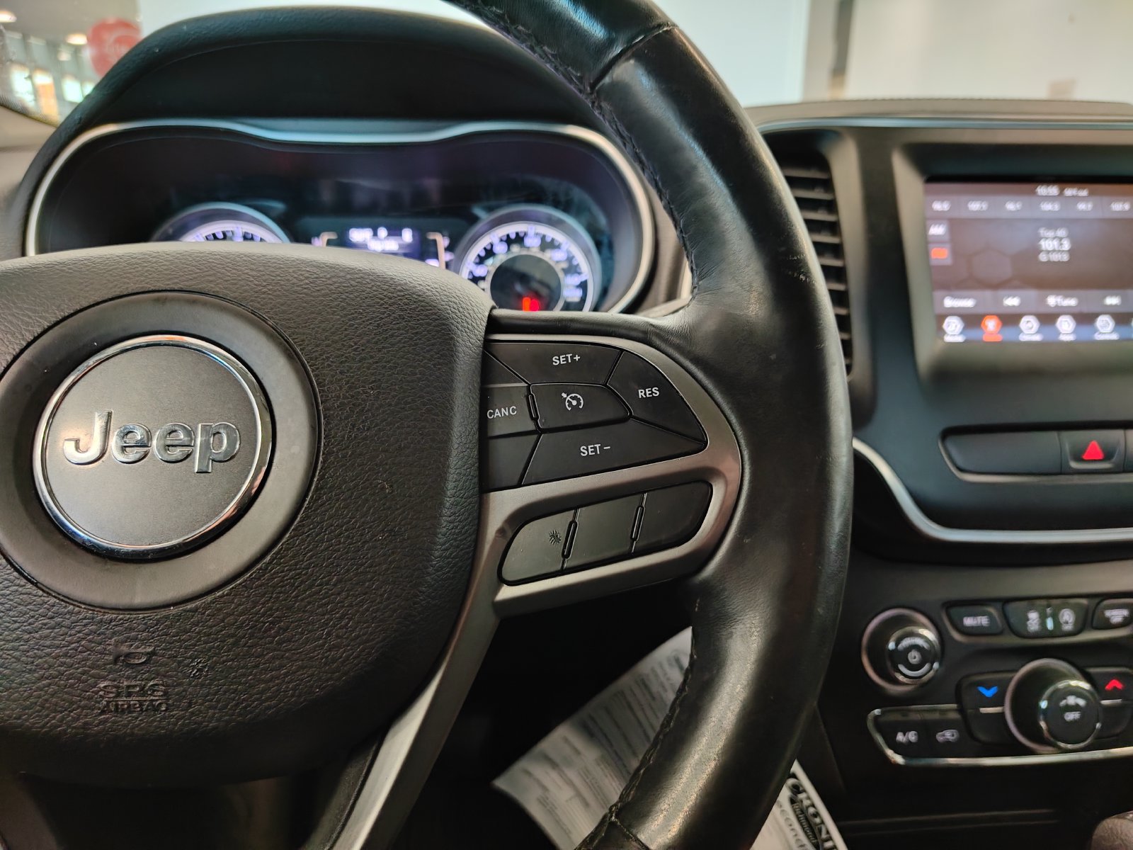 Used 2019 Jeep Cherokee Latitude w/ Cold Weather Group FWD image 12