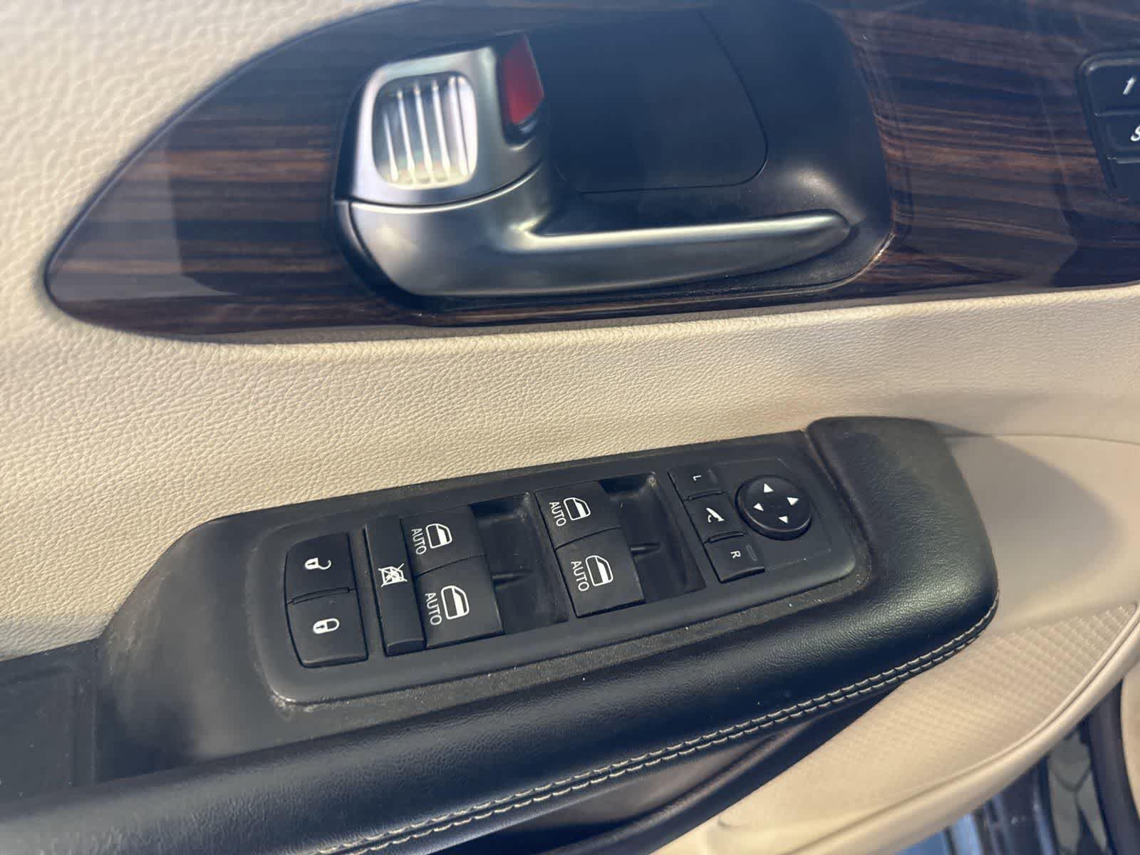 Used 2021 Chrysler Pacifica Limited w/ Uconnect Theater Family Group FWD image 14