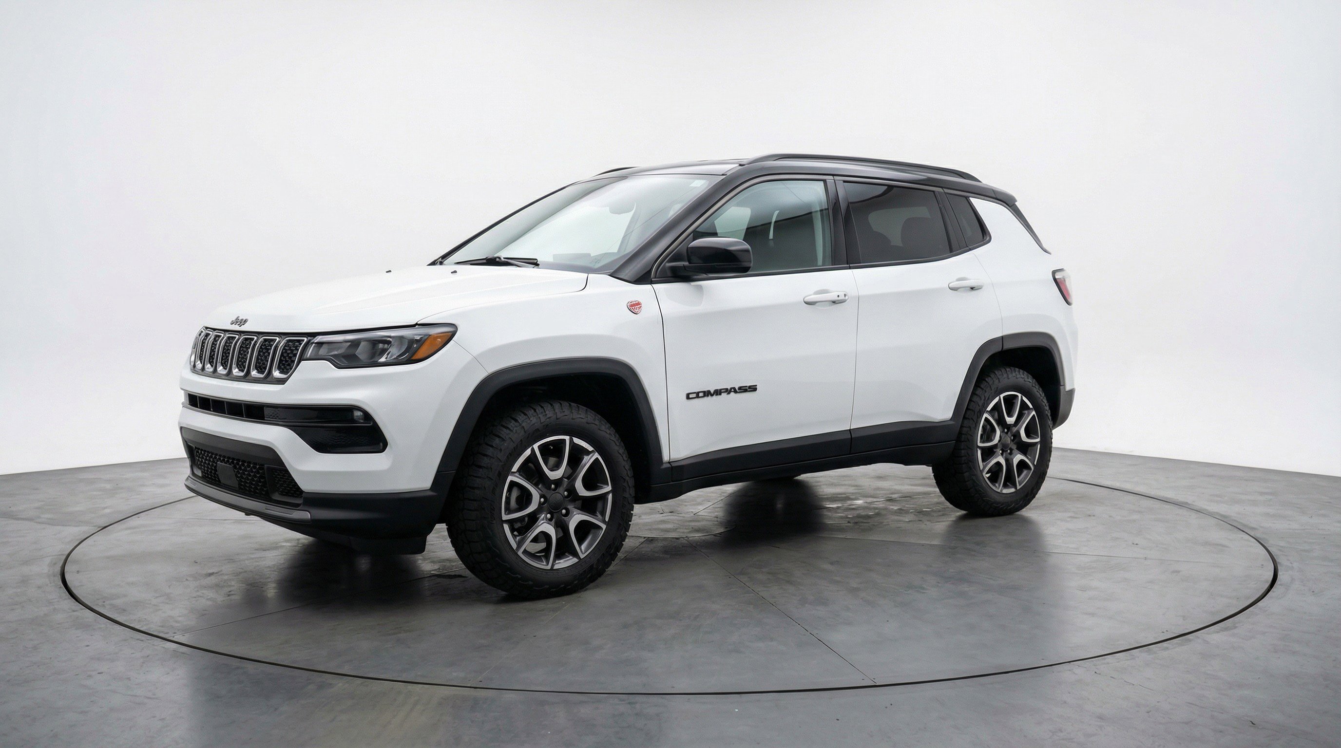 Used 2025 Jeep Compass Trailhawk image 3