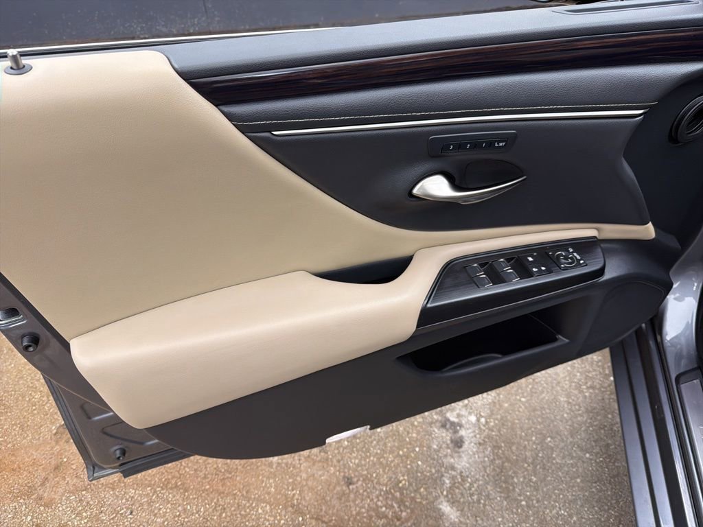 Used 2021 Lexus ES 300h w/ Premium Package image 11