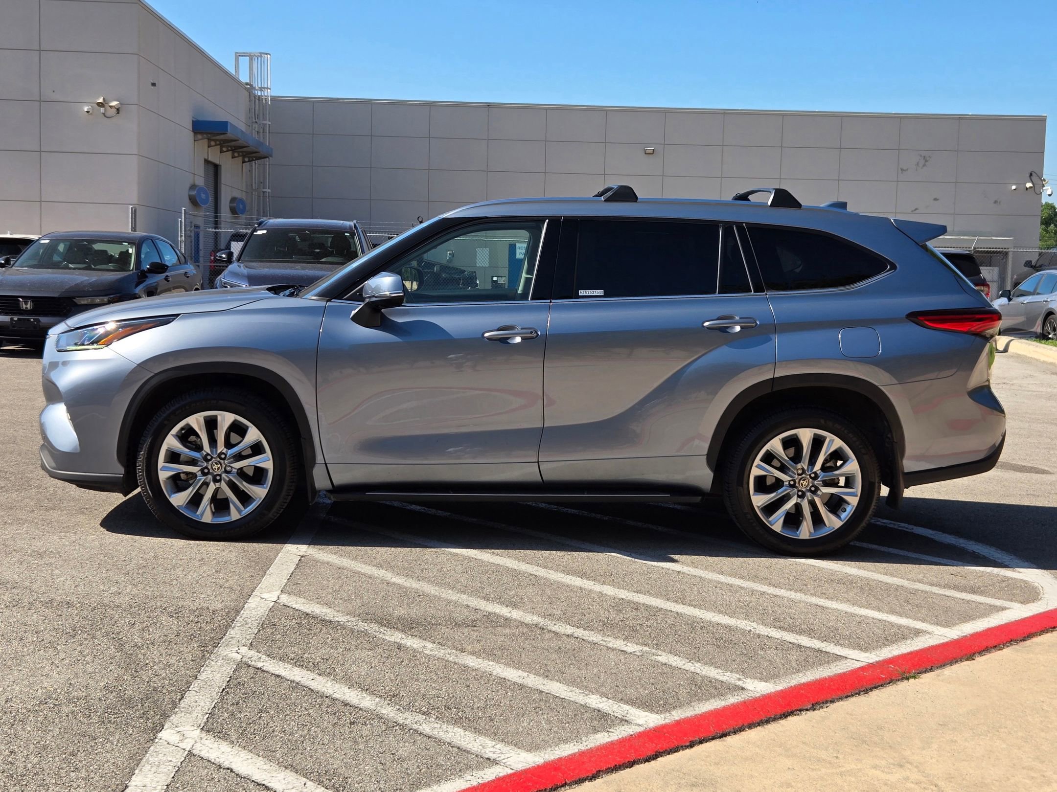 Used 2020 Toyota Highlander Limited FWD image 6