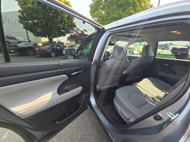 Used 2021 Toyota Highlander XLE image 18