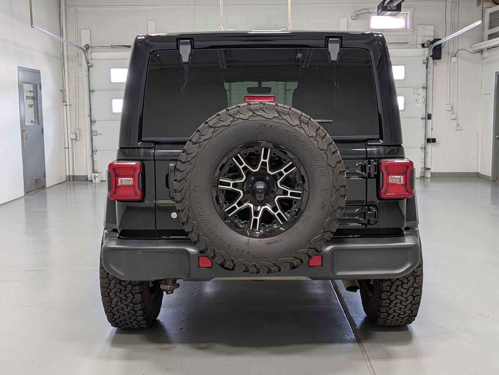 Used 2018 Jeep Wrangler Unlimited Sahara AWD/4WD image 9