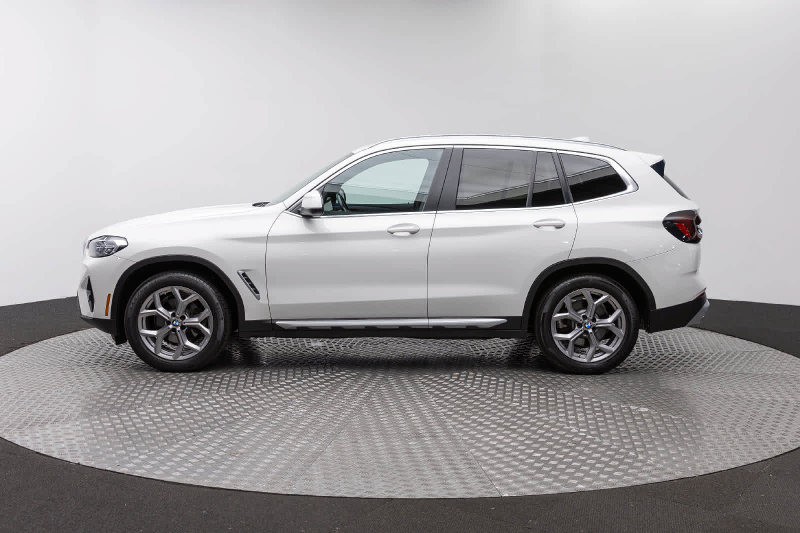 Used 2022 BMW X3 xDrive30i w/ Premium Package AWD/4WD image 3