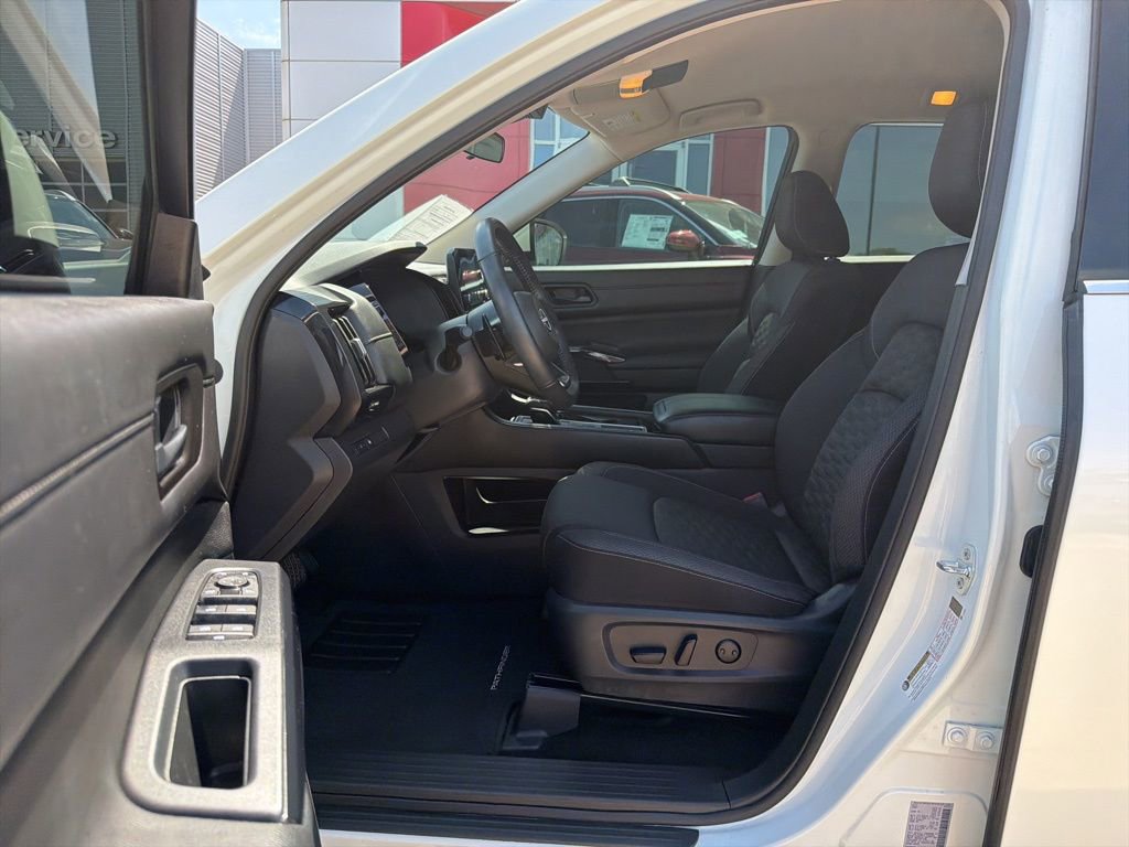 Used 2024 Nissan Pathfinder SV FWD image 13