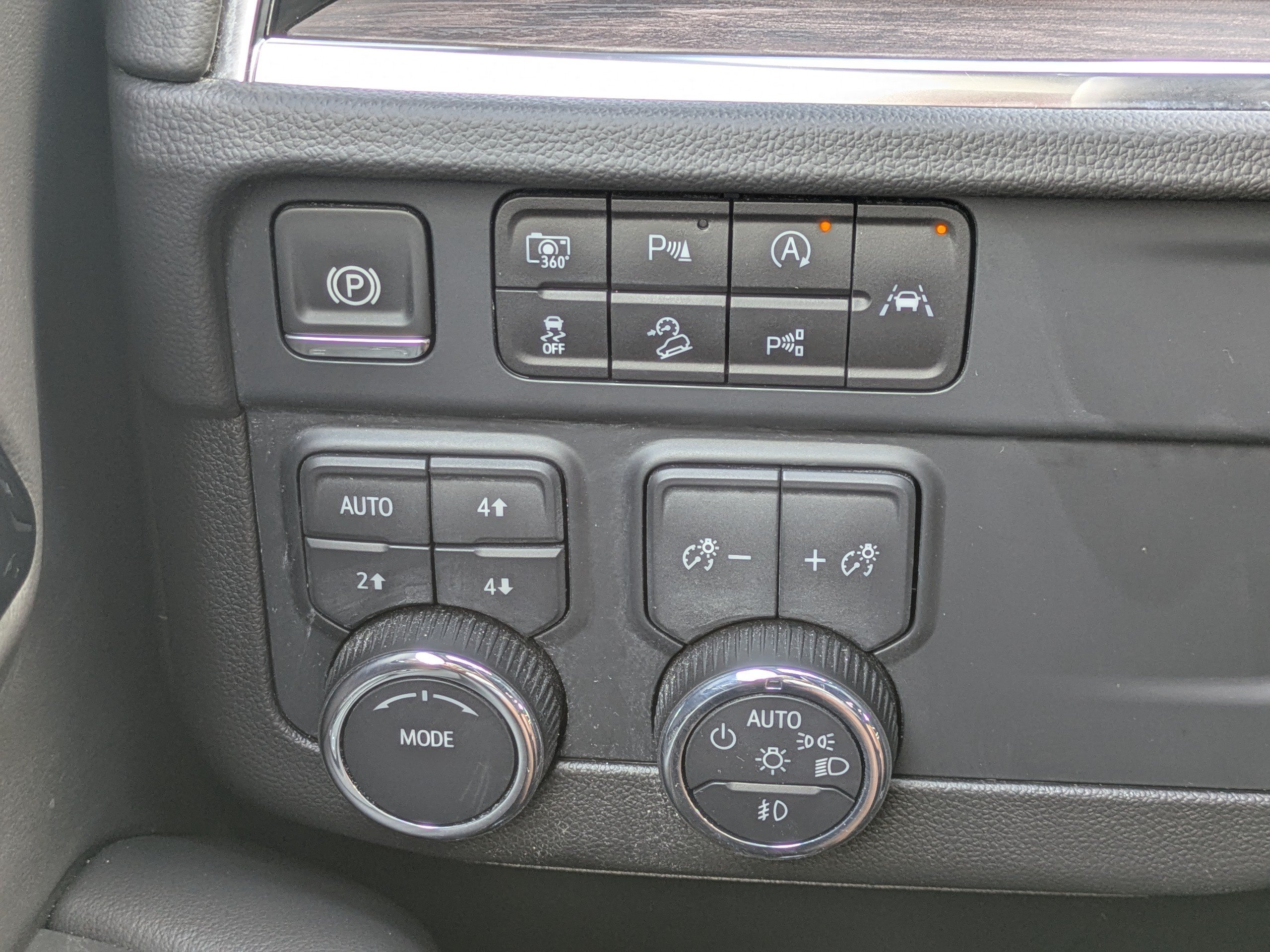 Used 2025 Chevrolet Suburban Z71 AWD/4WD image 21