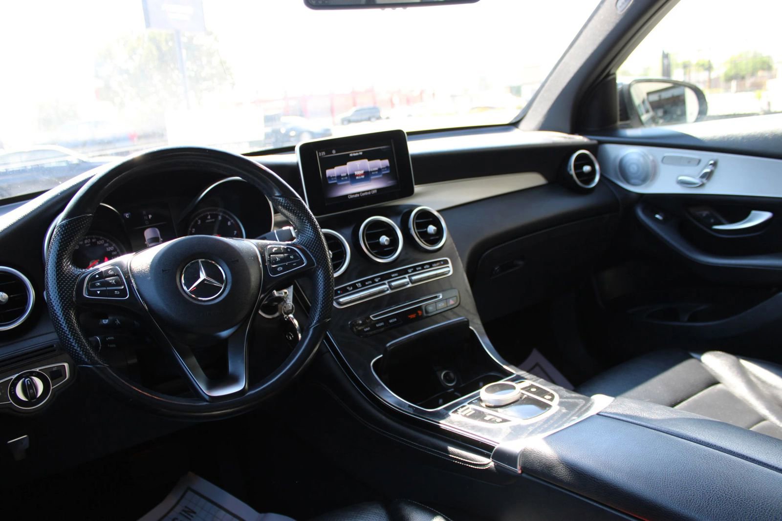 Used 2019 Mercedes-Benz GLC 300 4MATIC w/ Premium Package image 23