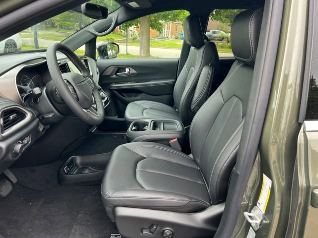 New 2027 Chrysler Pacifica Select AWD/4WD image 4