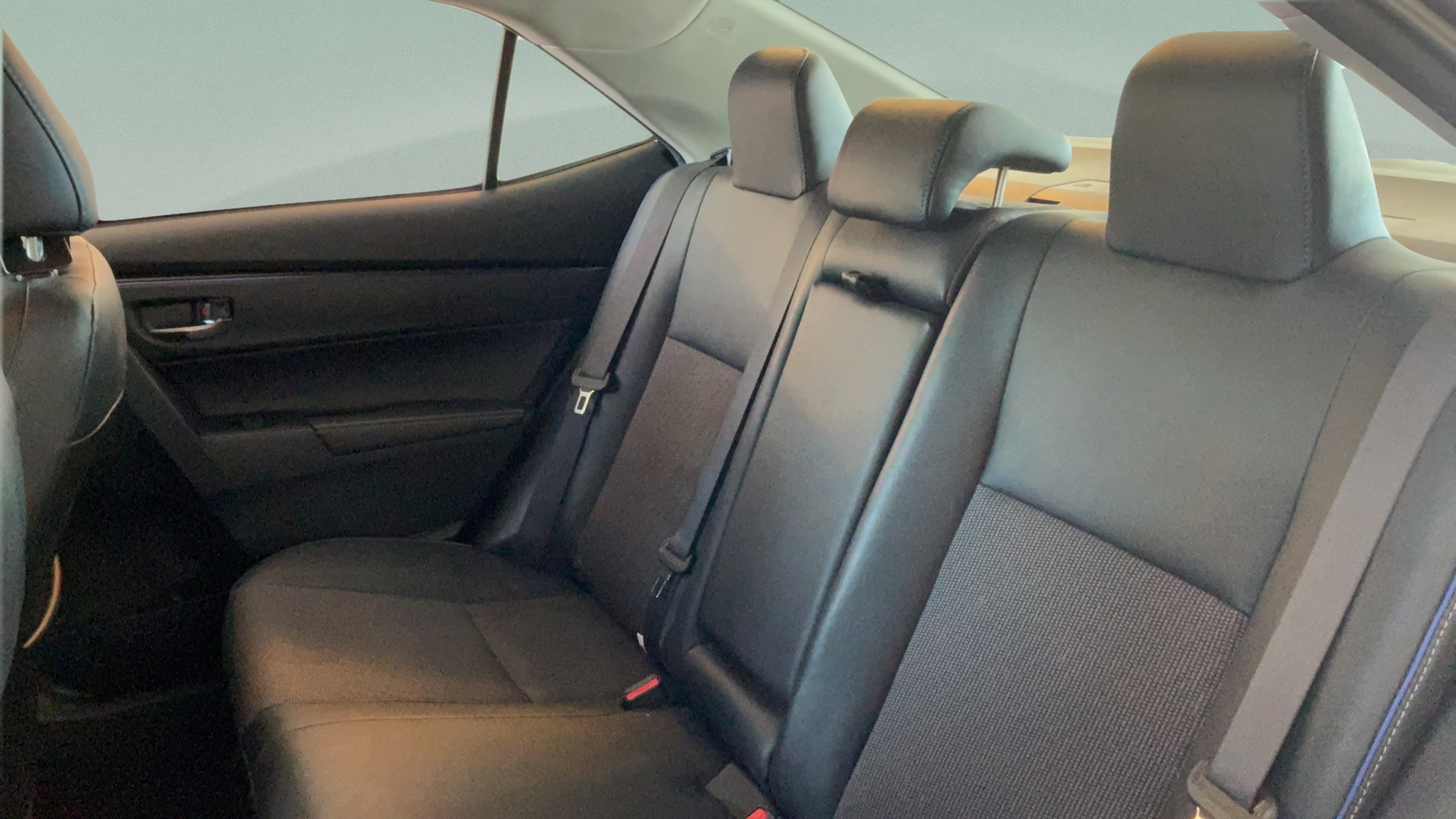 Used 2017 Toyota Corolla SE FWD image 25