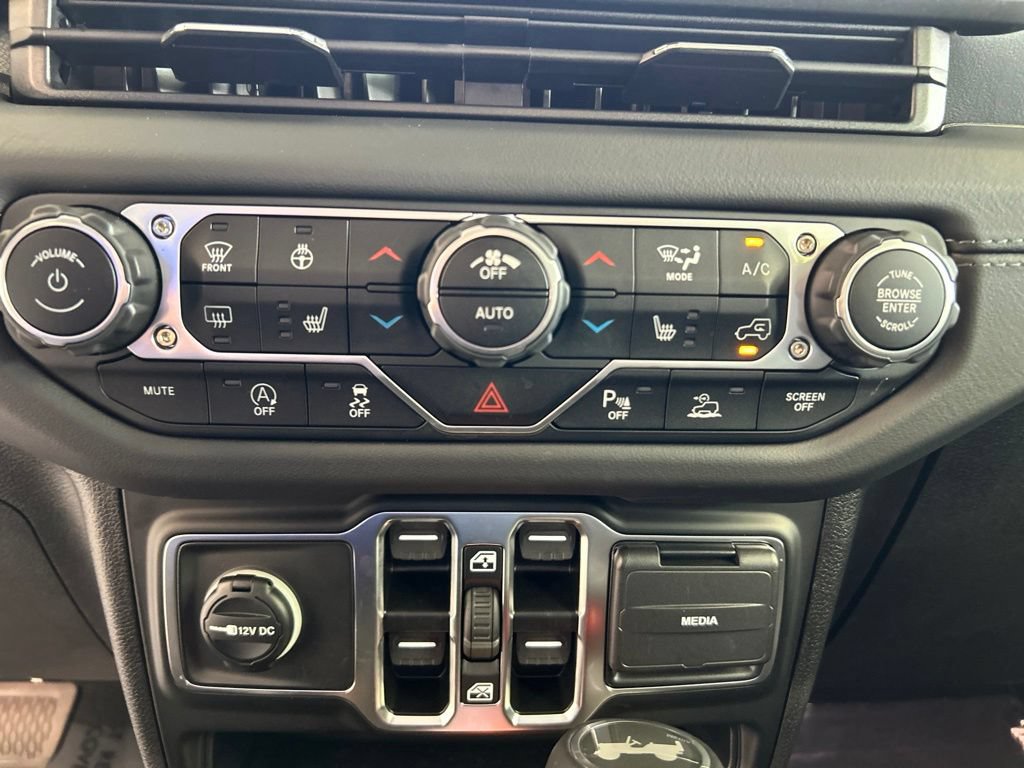 Used 2025 Jeep Wrangler Unlimited Sahara AWD/4WD image 50