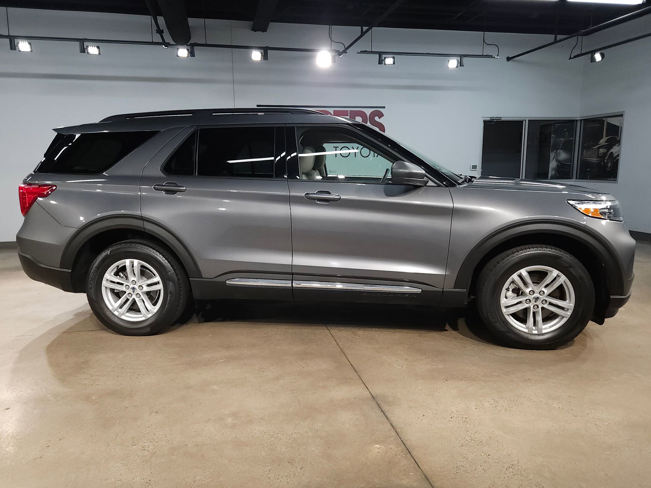 Used 2021 Ford Explorer XLT w/ Equipment Group 202A AWD/4WD image 8