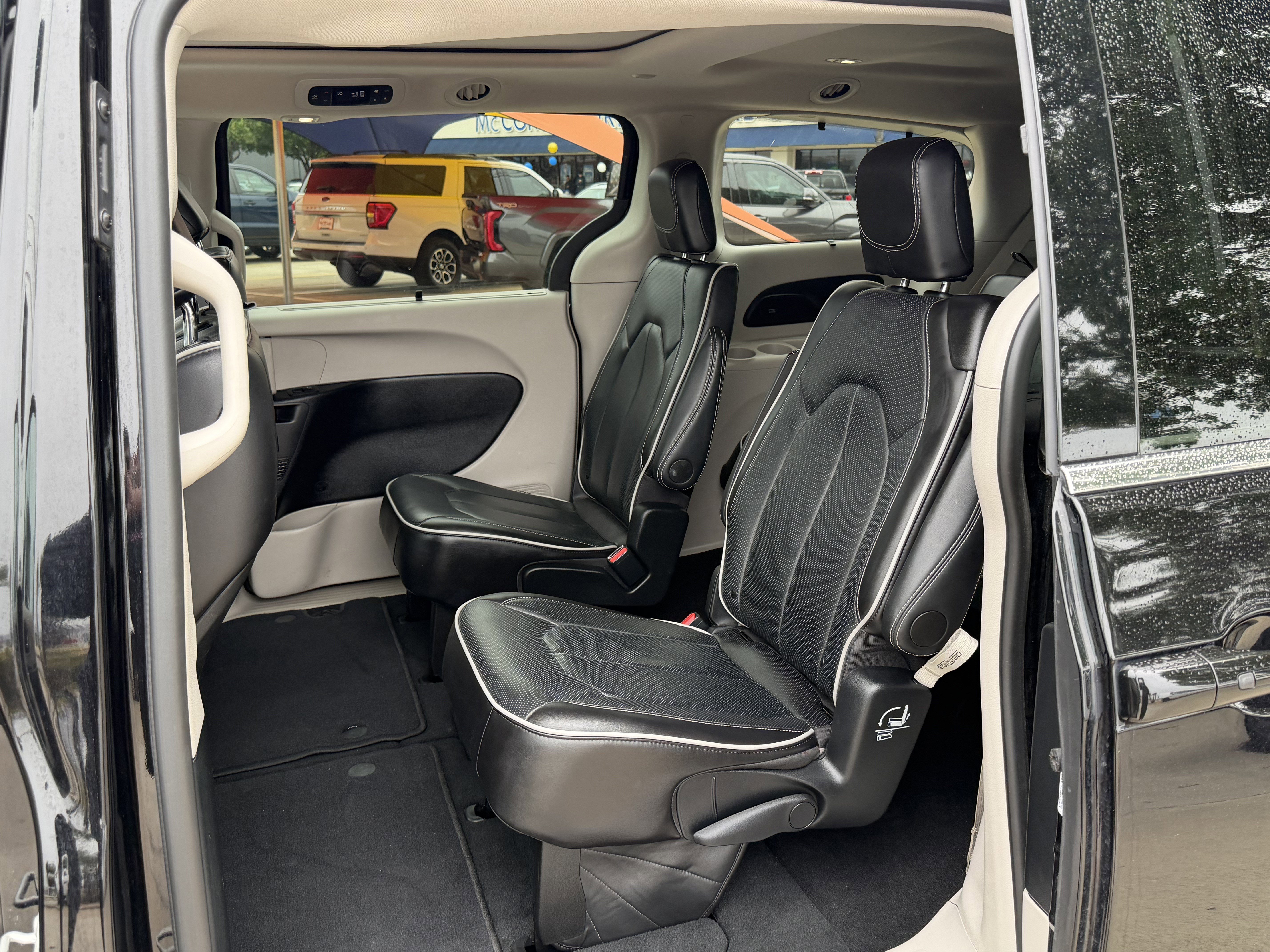 Used 2024 Chrysler Pacifica Limited FWD image 13
