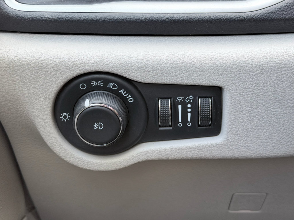 Used 2024 Chrysler Pacifica Touring-L FWD image 12