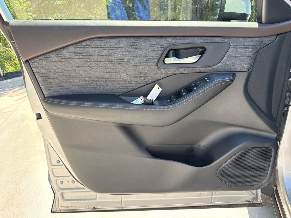 Used 2023 Nissan Rogue SV AWD/4WD image 14