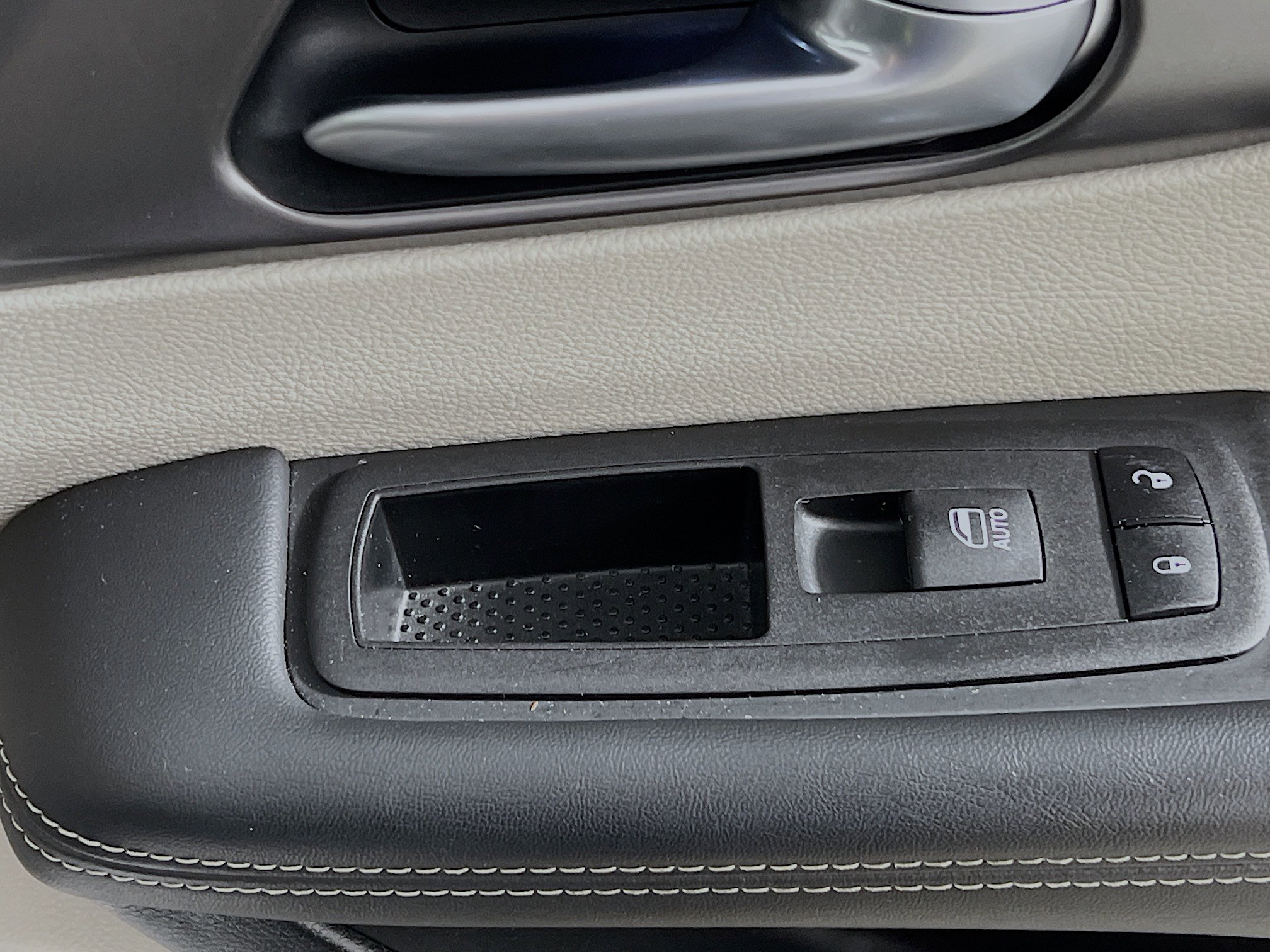 Used 2024 Chrysler Pacifica Touring-L image 32