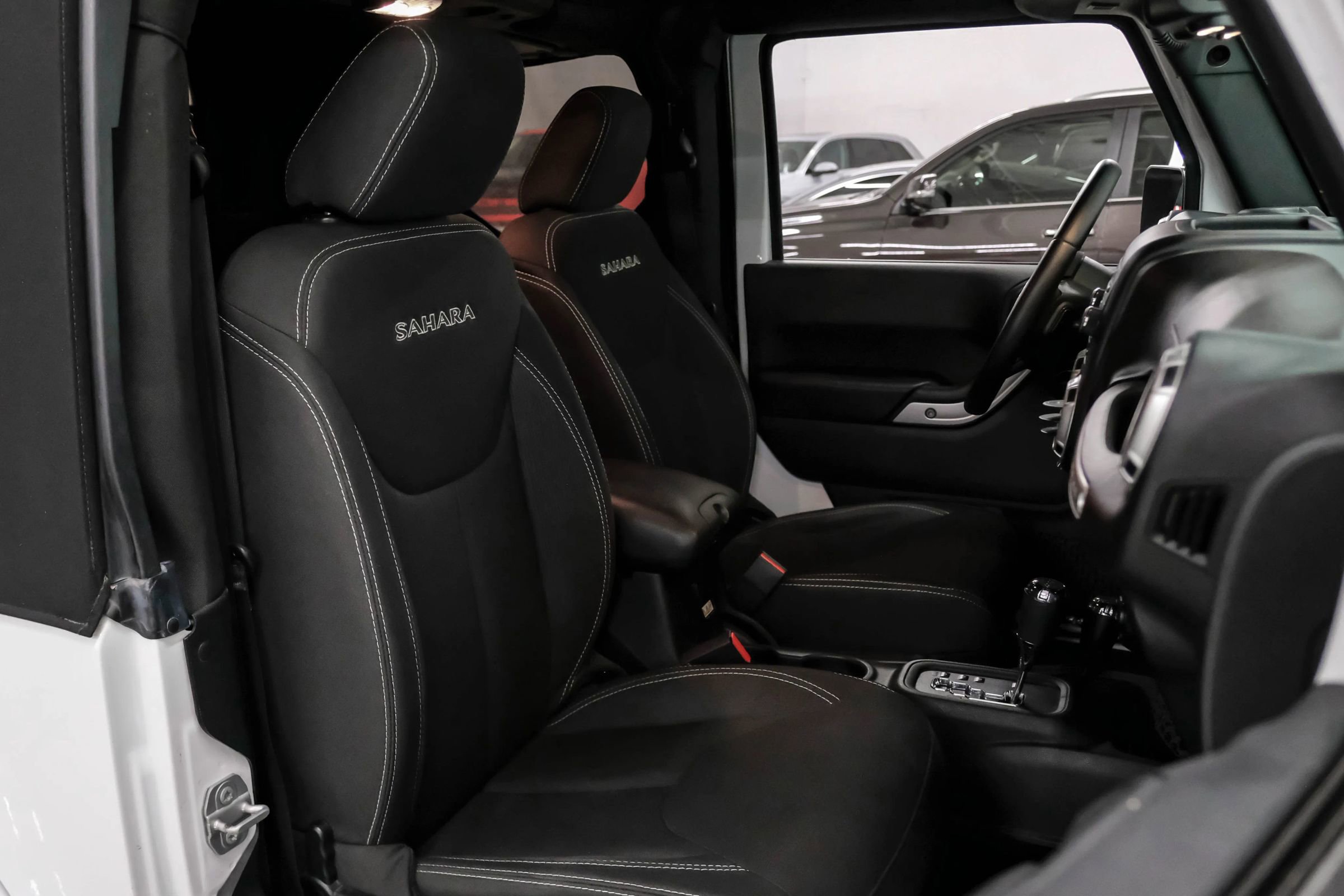 Used 2018 Jeep Wrangler Sahara w/ Connectivity Group AWD/4WD image 24