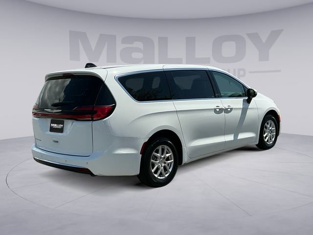 Used 2023 Chrysler Pacifica Touring-L FWD image 5