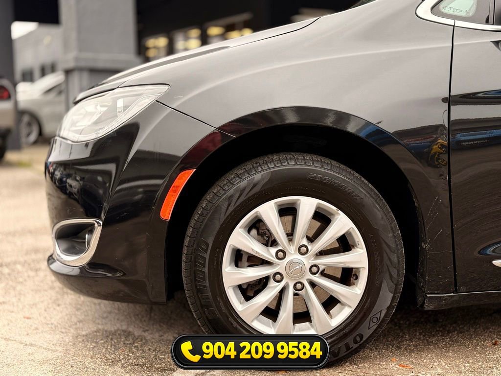 Used 2019 Chrysler Pacifica Touring-L image 12
