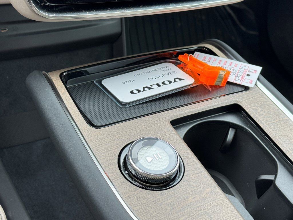 New 2025 Volvo EX90 Plus w/ Protection Package Premier AWD/4WD image 23