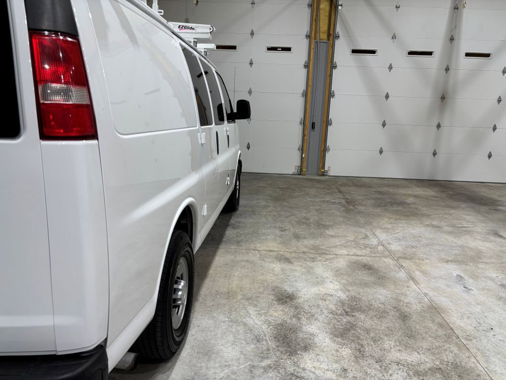 Used 2017 Chevrolet Express 2500 image 10