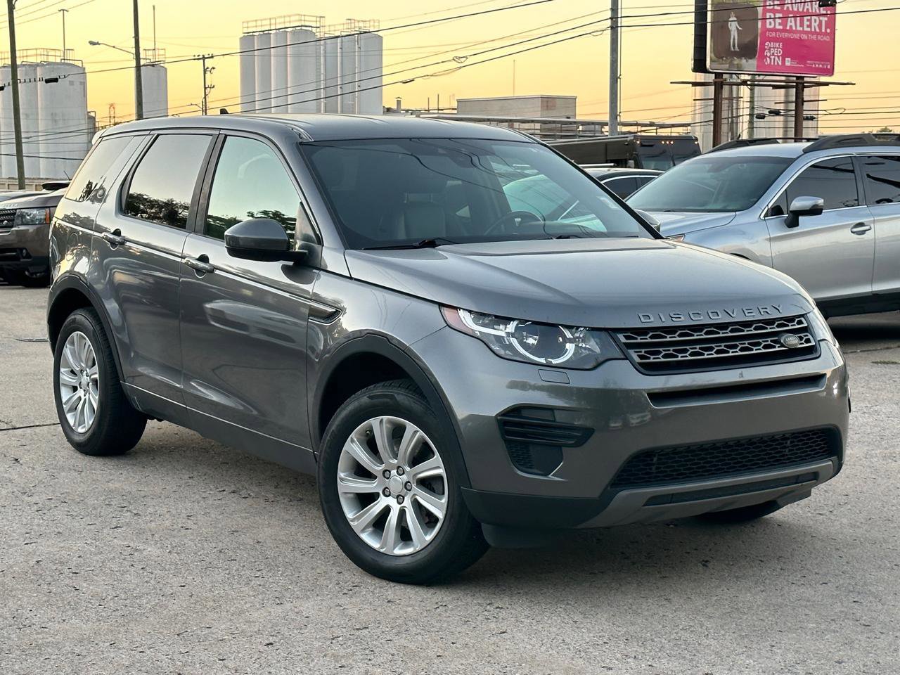 Used 2016 Land Rover Discovery Sport SE image 2