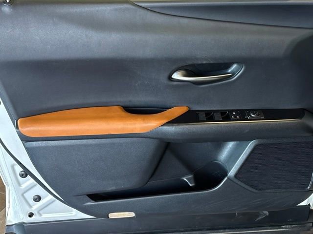 Used 2022 Lexus UX 200 w/ Premium Package image 13